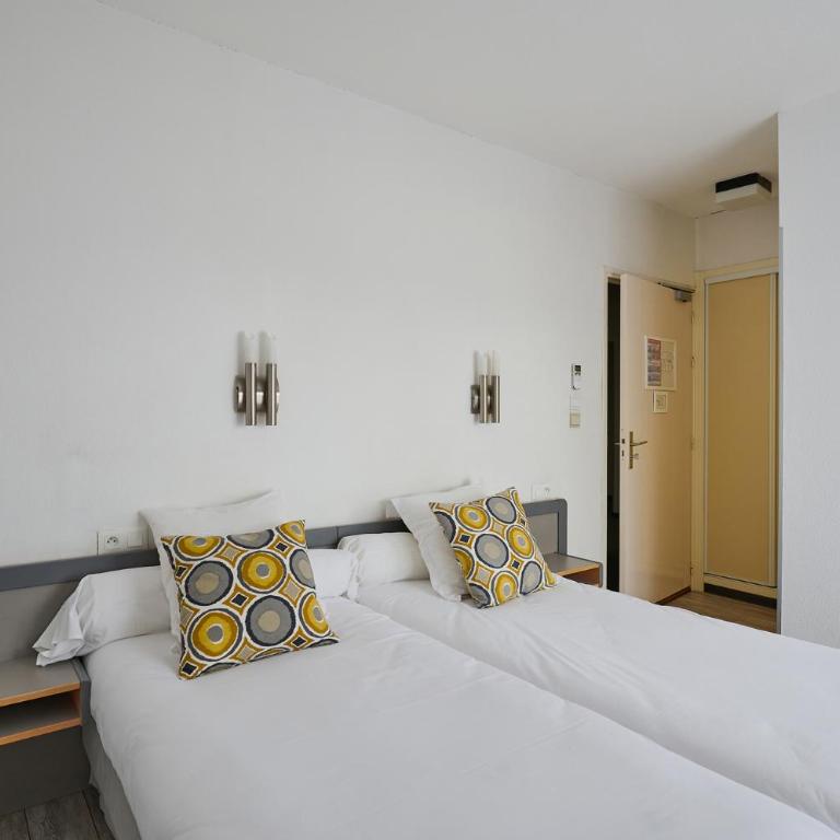 Hôtel Les Mimosas - Chambre Lits Jumeaux Confort avec Balcon et Climatisation - Côté Cour - 2