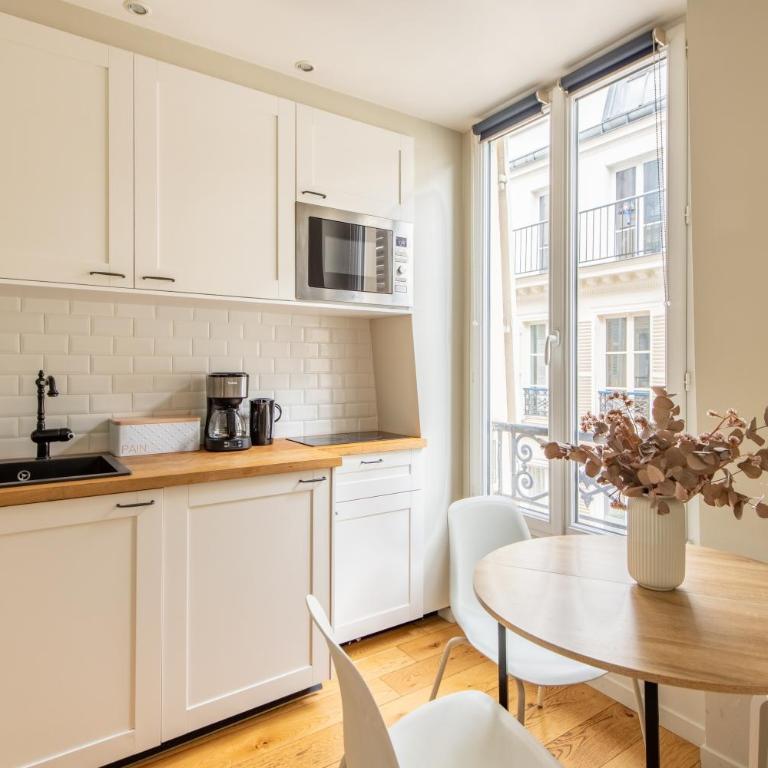 Modern spacious studio only 1 minute away from the Place de la République - Studio Deluxe - 2