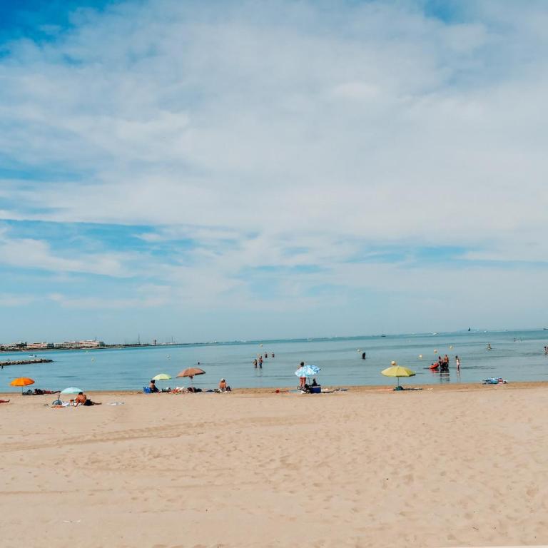 Centre Ville & Plage à 200m - Clim - Parking Privé - Netflix - Apartment - 17