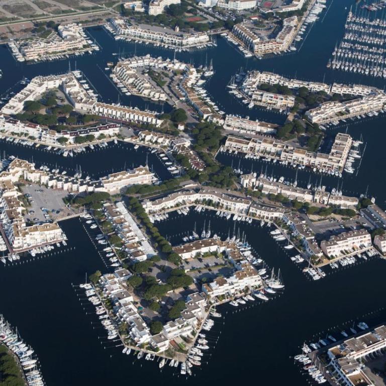 Centre Ville & Plage à 200m - Clim - Parking Privé - Netflix - Apartment - 20