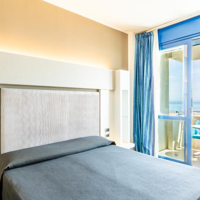 Hotel Baltic Riccione-Fronte Mare - Deluxe Double Room with Balcony and Sea View - 7
