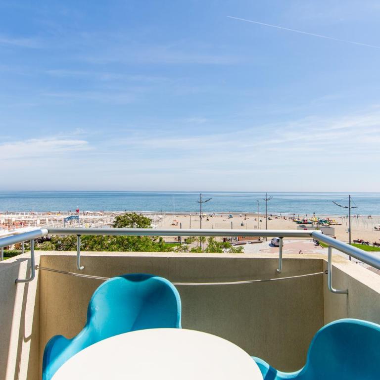Hotel Baltic Riccione-Fronte Mare - Deluxe Triple Room with Sea View - 6