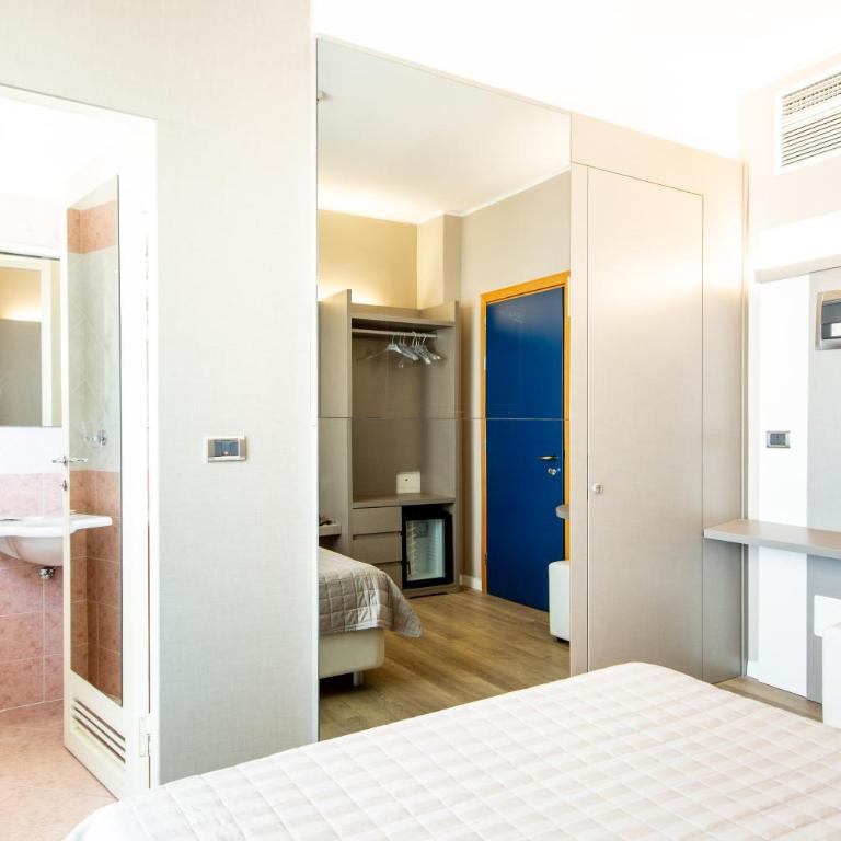 Hotel Baltic Riccione-Fronte Mare - Economy Double Room with Side Sea View - 6