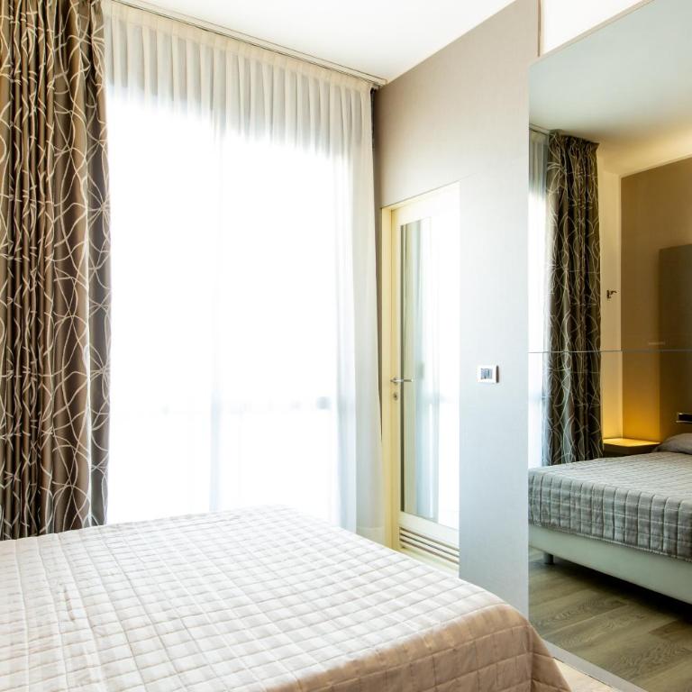 Hotel Baltic Riccione-Fronte Mare - Economy Double Room with Side Sea View - 4