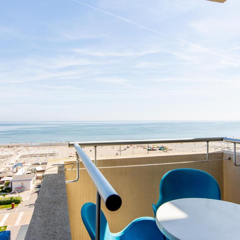 Hotel Baltic Riccione-Fronte Mare - Deluxe Triple Room with Sea View - 9