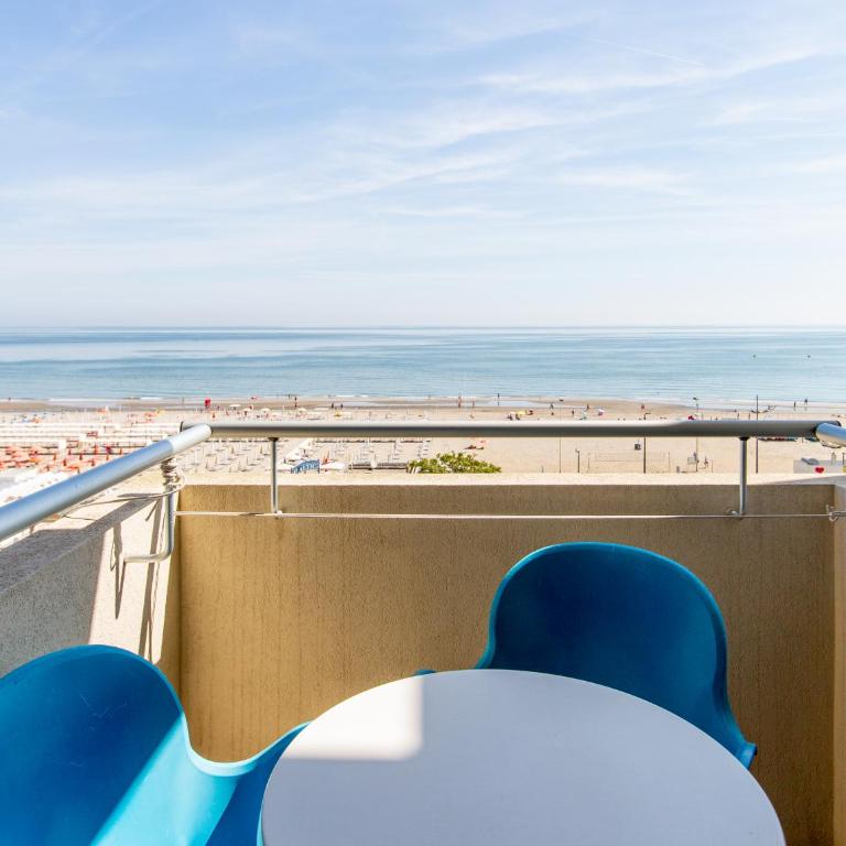 Hotel Baltic Riccione-Fronte Mare - Deluxe Triple Room with Sea View - 10