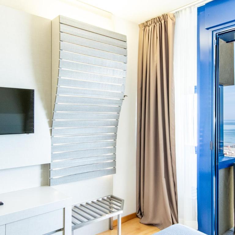 Hotel Baltic Riccione-Fronte Mare - Deluxe Triple Room with Sea View - 11