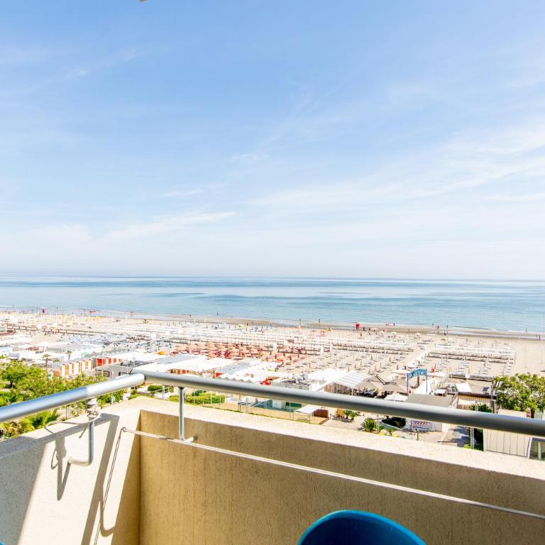 Hotel Baltic Riccione-Fronte Mare - Deluxe Triple Room with Sea View - 12