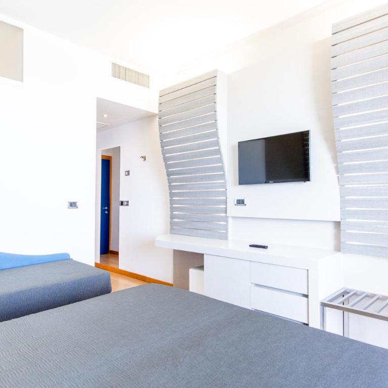 Hotel Baltic Riccione-Fronte Mare - Deluxe Triple Room with Sea View - 13