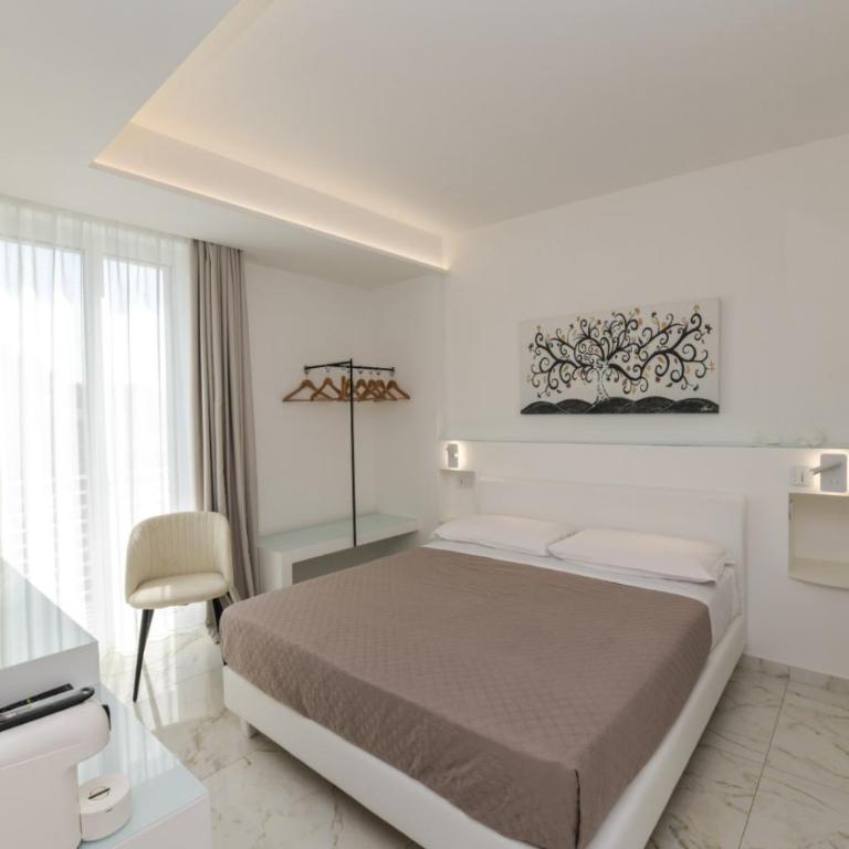 Donna Adriana Rooms - Camera Matrimoniale con Balcone - 3