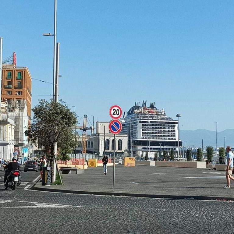 Nunzia's House Napoli - Two-Bedroom Apartment - 24