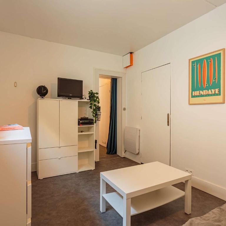 Studio rénové avec piscine, Wi-Fi, proche centre ville et plage - FR-1-3-610 - Apartment - 6