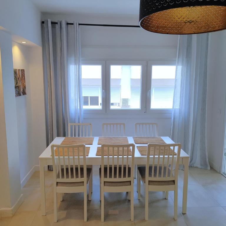 Evans Realty AR Moderno & Centro & Playa &Terraza - Three-Bedroom Apartment - 10