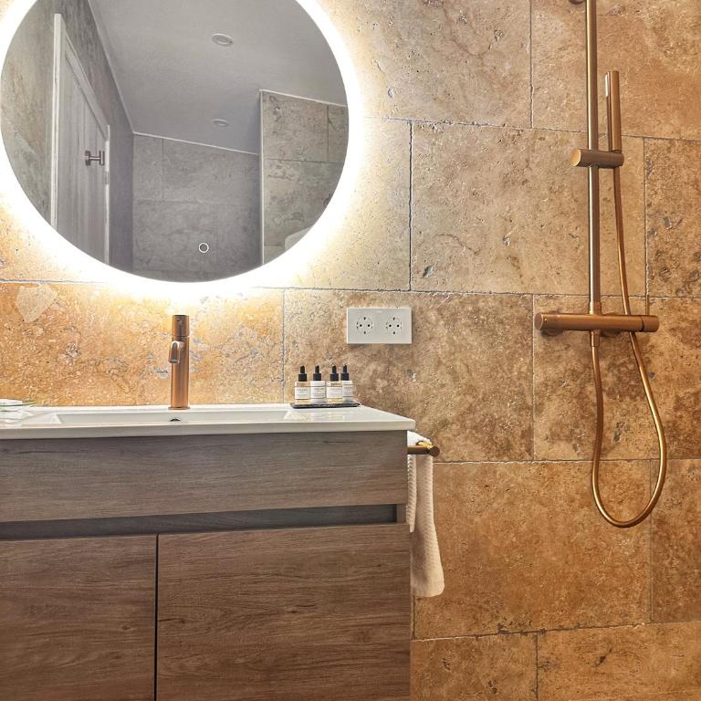 Boutique Hotel Comtal Empuries - Suite Junior Triple con bañera de hidromasaje y desayuno incluido - 2 adultos + 1 niño - 7