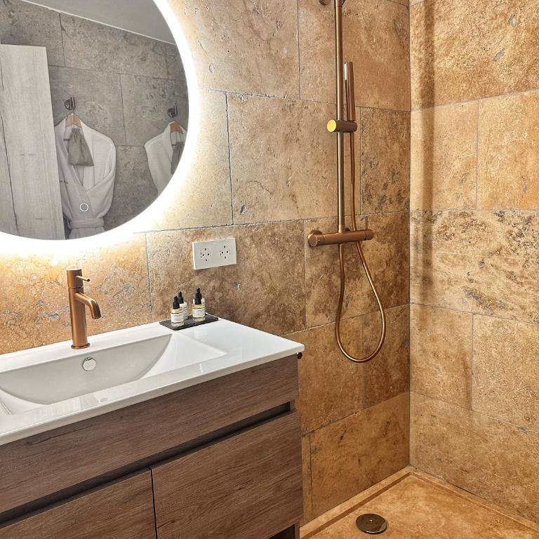Boutique Hotel Comtal Empuries - Suite Junior Individual con bañera de hidromasaje y desayuno incluido - 5