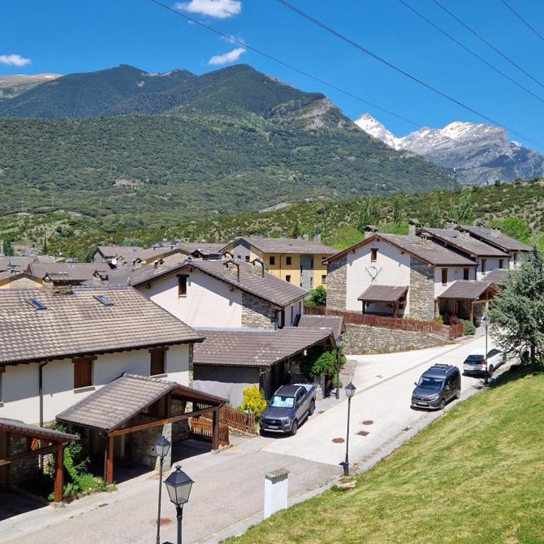 Terrazas del Pirineo en Villanúa - Three-Bedroom Apartment - 2
