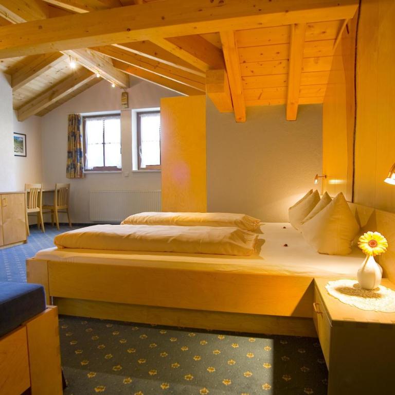 Gasthaus Muntafuner Stöbli - Doppelzimmer mit Dusche - 1