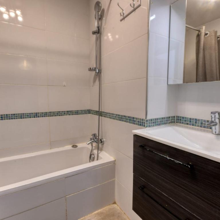 LA ROSERAIE for 6 By Sunset Riviera Holidays - Apartamento - 64