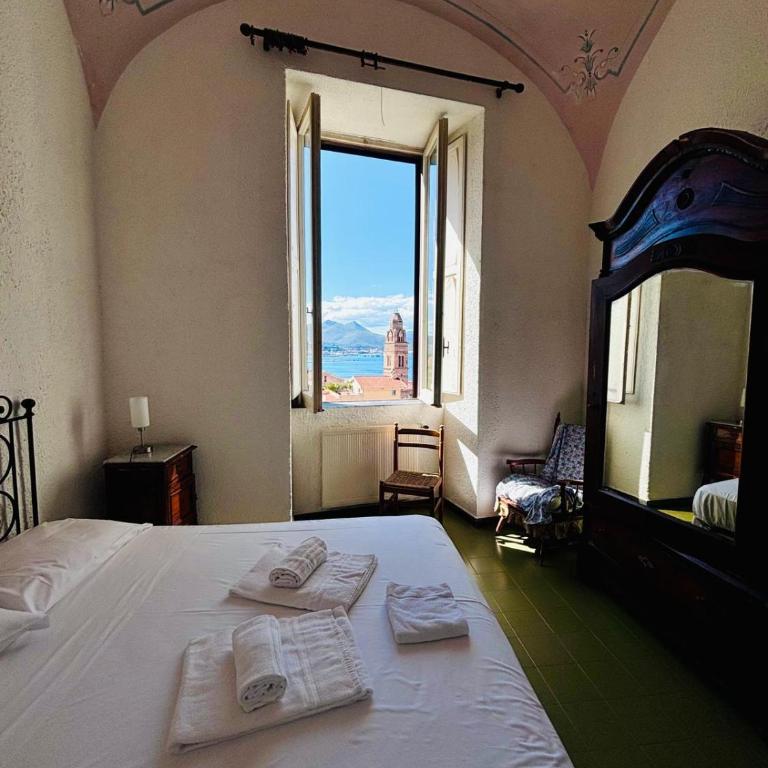 Finestra Blu - Two-Bedroom Apartment - 14