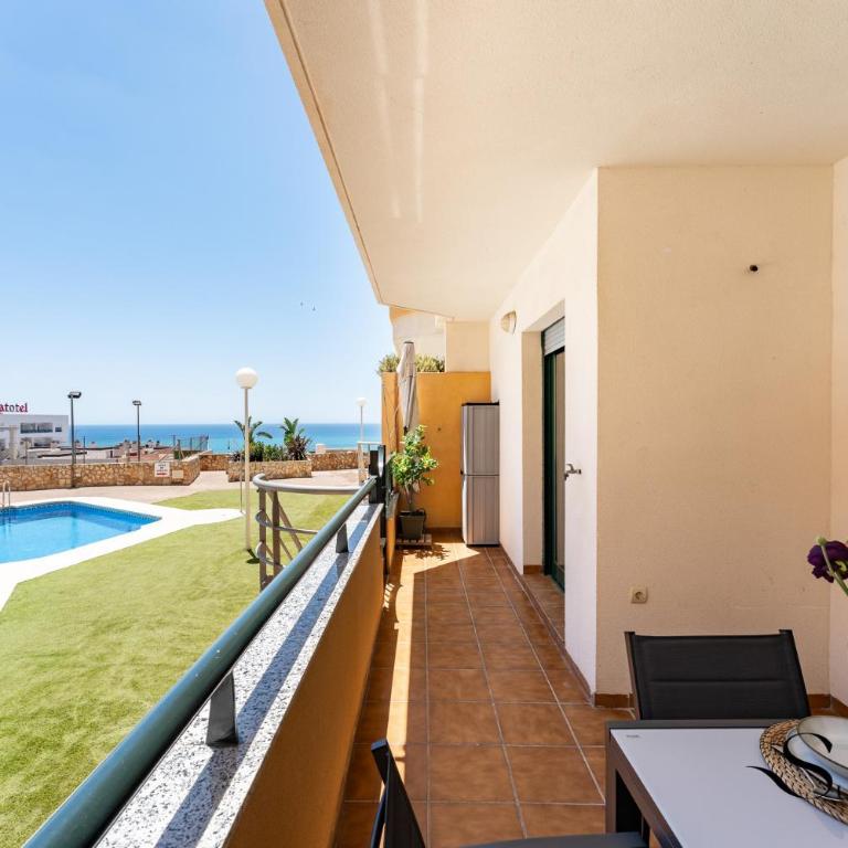 Elegant 2 Bed 2 Bath Apartment, Pool, Views, Parking - Two-Bedroom Apartment with Terrace and Sea View - 14