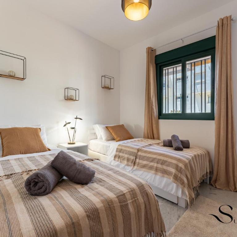 Elegant 2 Bed 2 Bath Apartment, Pool, Views, Parking - Two-Bedroom Apartment with Terrace and Sea View - 5