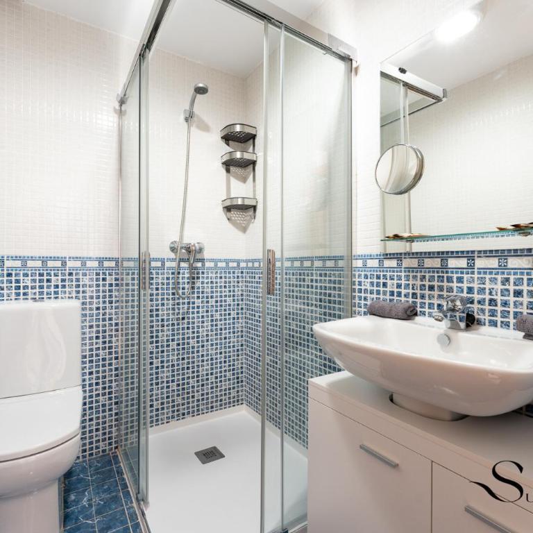 Elegant 2 Bed 2 Bath Apartment, Pool, Views, Parking - Two-Bedroom Apartment with Terrace and Sea View - 8