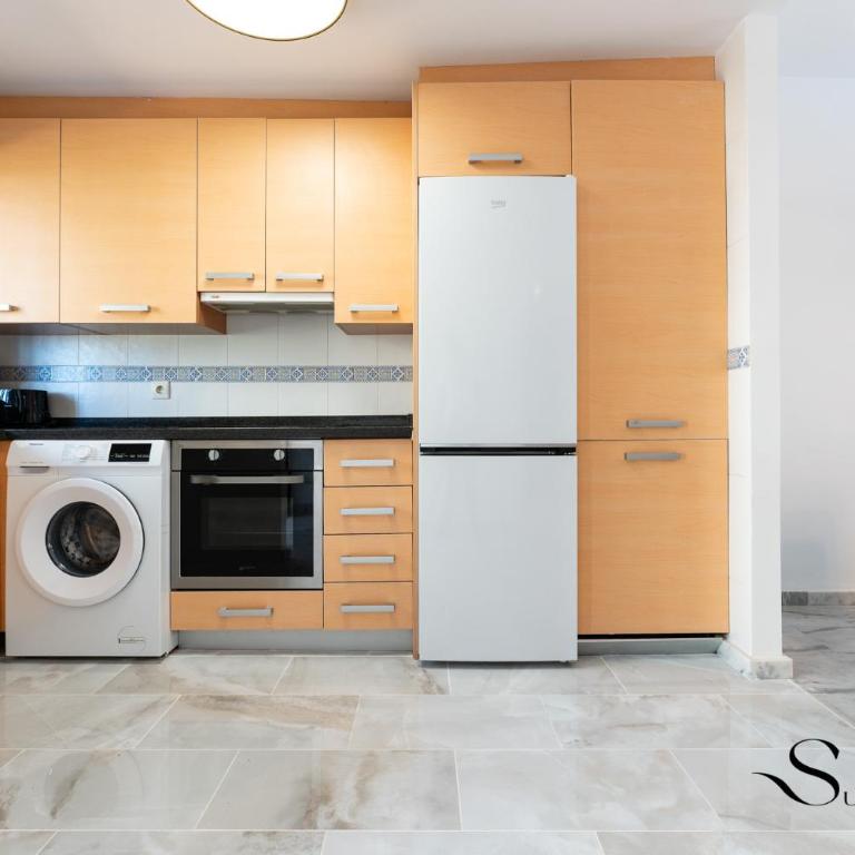 Elegant 2 Bed 2 Bath Apartment, Pool, Views, Parking - Two-Bedroom Apartment with Terrace and Sea View - 11