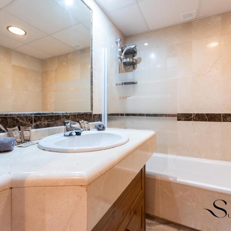 Elegant 2 Bed 2 Bath Apartment, Pool, Views, Parking - Two-Bedroom Apartment with Terrace and Sea View - 9