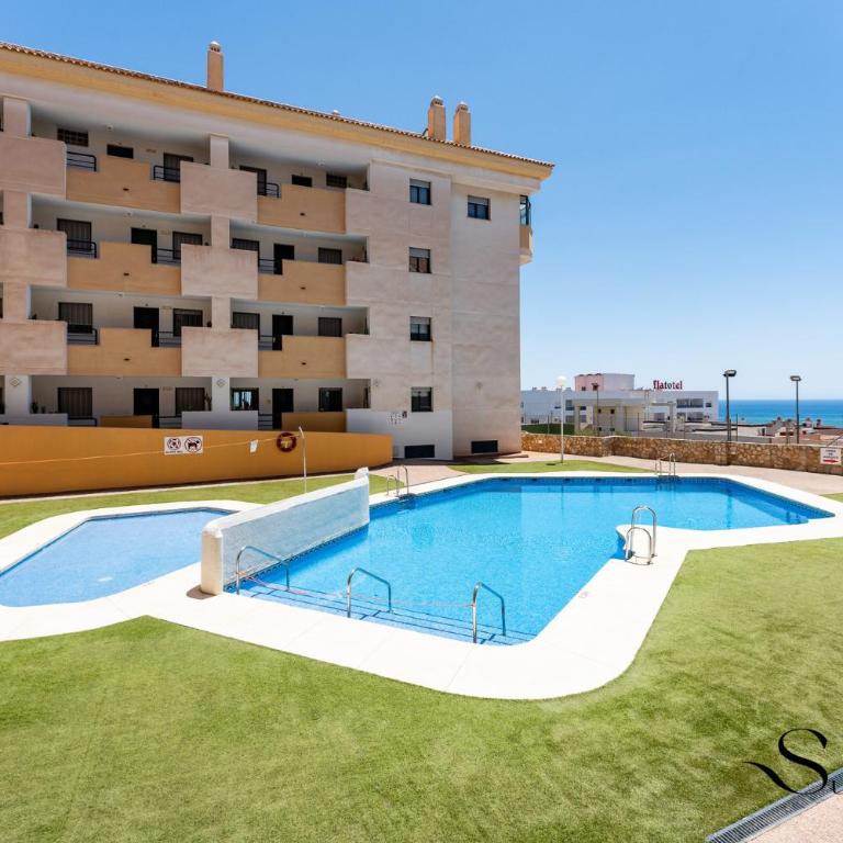 Elegant 2 Bed 2 Bath Apartment, Pool, Views, Parking - Two-Bedroom Apartment with Terrace and Sea View - 10