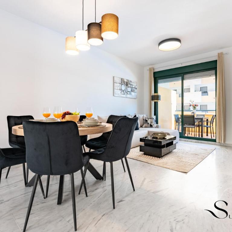 Elegant 2 Bed 2 Bath Apartment, Pool, Views, Parking - Two-Bedroom Apartment with Terrace and Sea View - 12