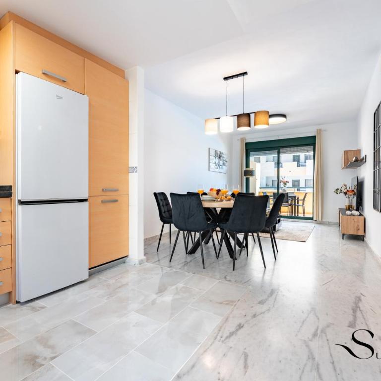 Elegant 2 Bed 2 Bath Apartment, Pool, Views, Parking - Two-Bedroom Apartment with Terrace and Sea View - 16