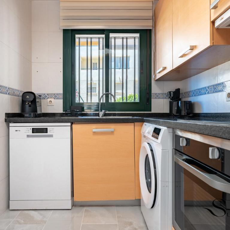 Elegant 2 Bed 2 Bath Apartment, Pool, Views, Parking - Two-Bedroom Apartment with Terrace and Sea View - 18