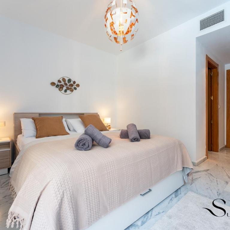 Elegant 2 Bed 2 Bath Apartment, Pool, Views, Parking - Two-Bedroom Apartment with Terrace and Sea View - 20