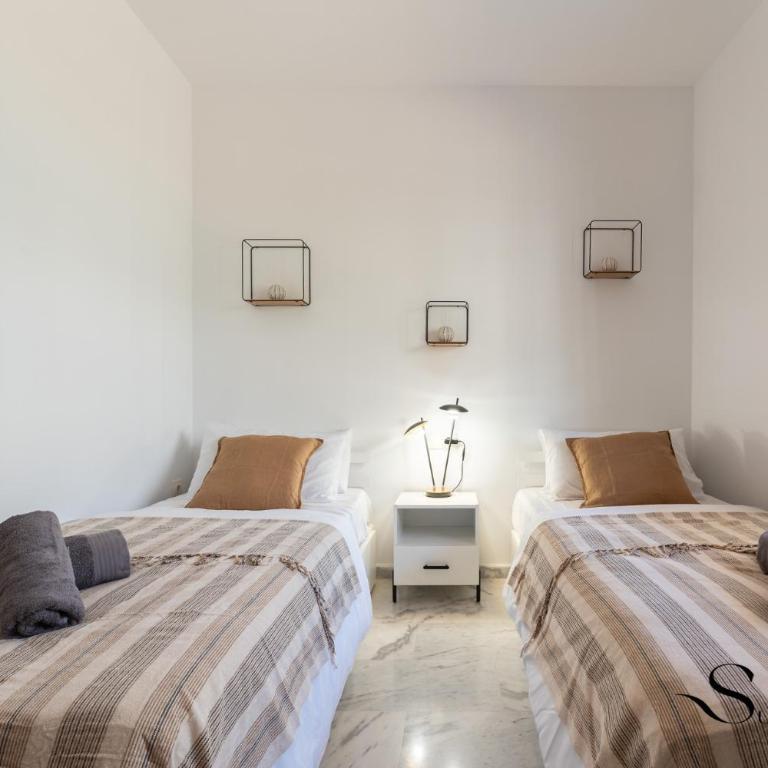 Elegant 2 Bed 2 Bath Apartment, Pool, Views, Parking - Two-Bedroom Apartment with Terrace and Sea View - 21