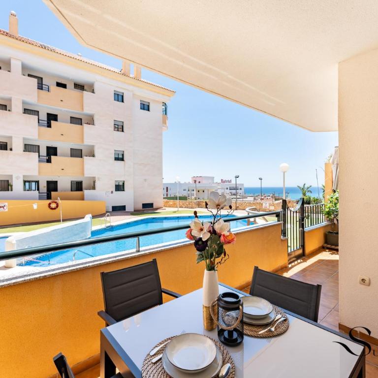 Elegant 2 Bed 2 Bath Apartment, Pool, Views, Parking - Two-Bedroom Apartment with Terrace and Sea View - 1
