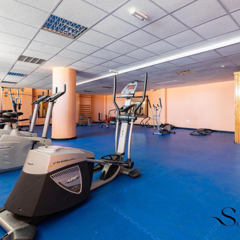 Elegant 2 Bed 2 Bath Apartment, Pool, Views, Parking - Two-Bedroom Apartment with Terrace and Sea View - 25