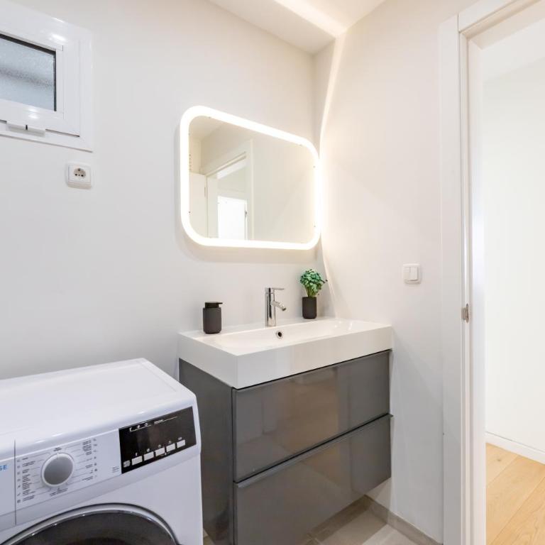 Stylish 2BD Apt in the Centre 10 minutes away from the Beach - Two-Bedroom Apartment - 24