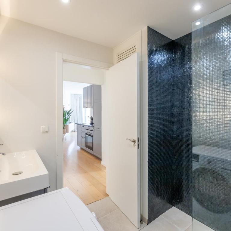 Stylish 2BD Apt in the Centre 10 minutes away from the Beach - Two-Bedroom Apartment - 6