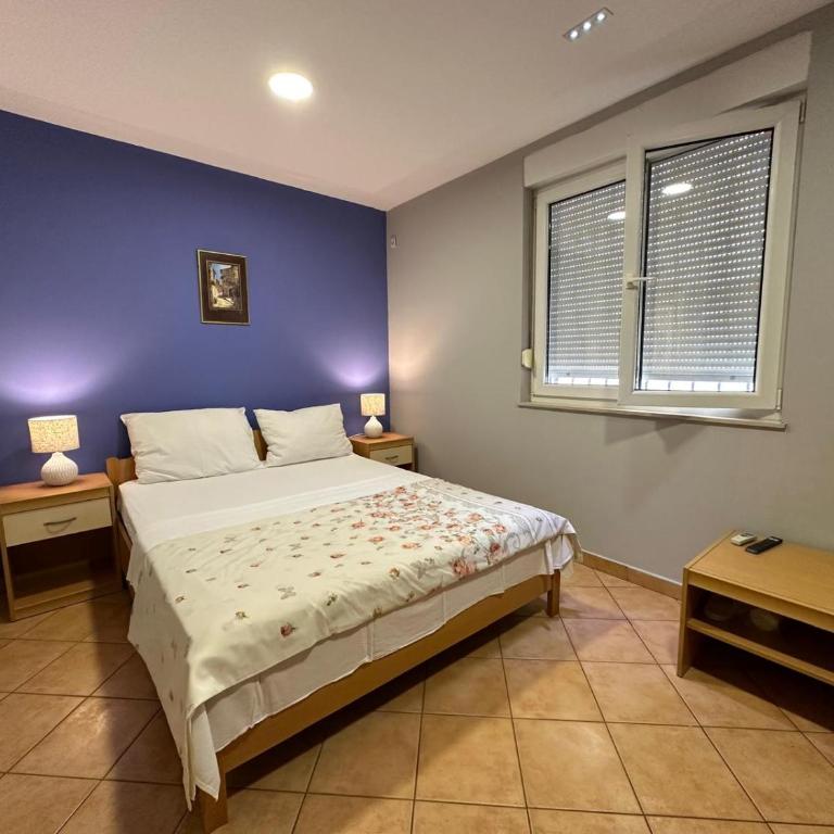 Villa la Riva - Studio Apartment with King Bed - 1