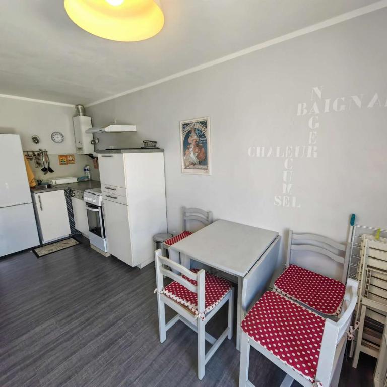 Charmant T3 rénové pour 6, front de mer avec parking privatif - FR-1-607-74 - Appartement (6 Adultes) - 1
