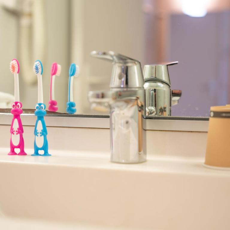 ibis Paris 17 Clichy-Batignolles - Chambre avec 1 Lit Double et 2 Lits Simples - 9