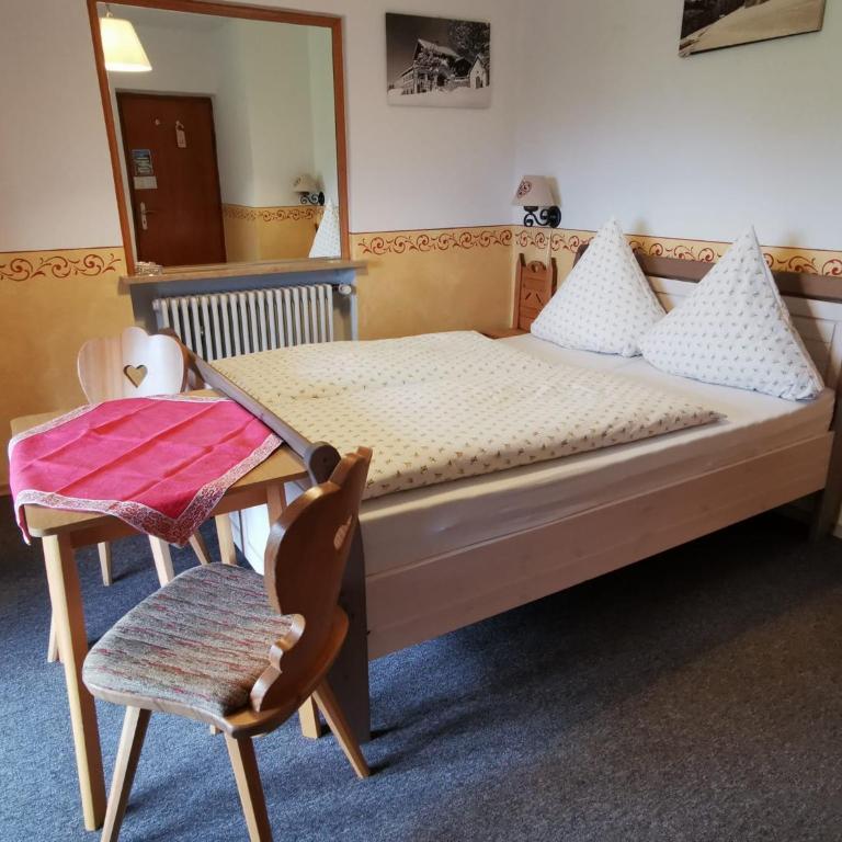 Pfeiffer Alm Garni mit Blick auf die Zugspitze - Doppelzimmer mit Bergblick - 1