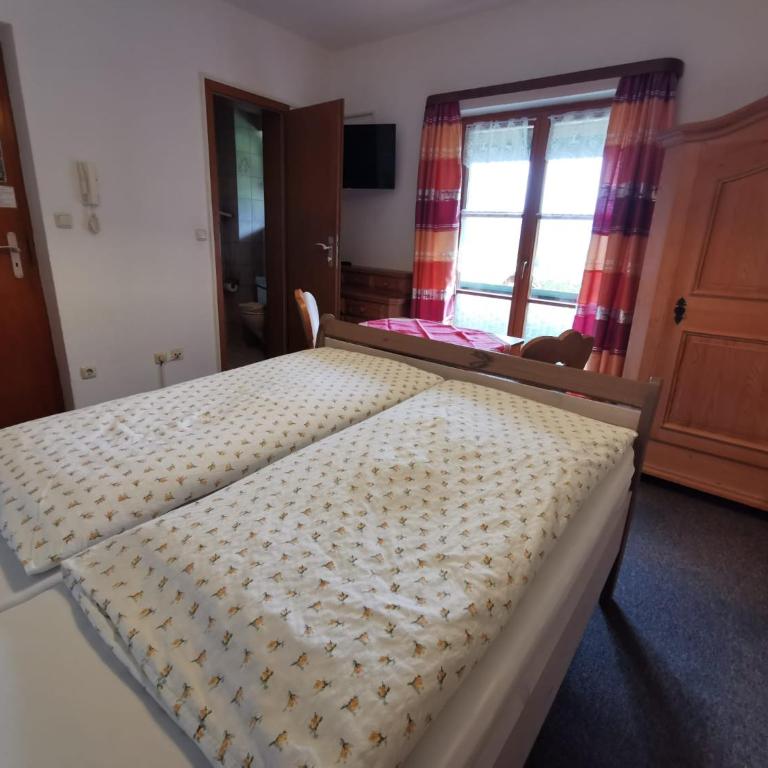 Pfeiffer Alm Garni mit Blick auf die Zugspitze - Doppelzimmer mit Bergblick - 2