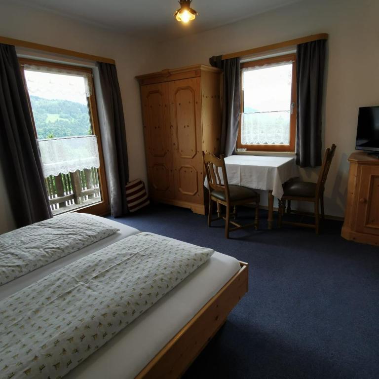 Pfeiffer Alm Garni mit Blick auf die Zugspitze - Doppelzimmer mit Bergblick - 1