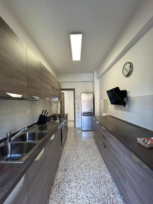 Prella House Roma 50 mt da Metro B Jonio - Appartement 3 Chambres - 12