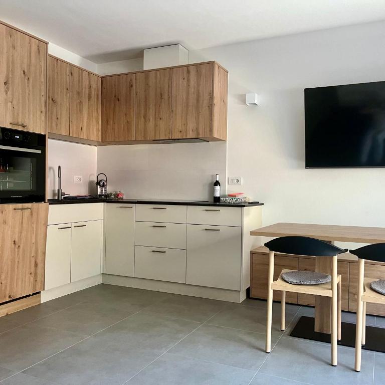 Emma`s Riva-Dream deluxe - sonnige 2-Zimmer-Wohnung mit privatem Parkplatz und Terrasse in Riva del Garda - Appartamento con 1 Camera da Letto - 4