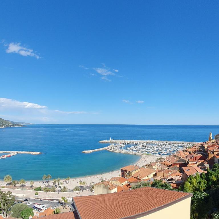 MENTON # MONACO - F1 GP - 4 PERSONS - SEA VIEW - NEW - PARKING - CLIM - PREMIUM - BEACH and SUN - One-Bedroom Apartment with Sea View - 7
