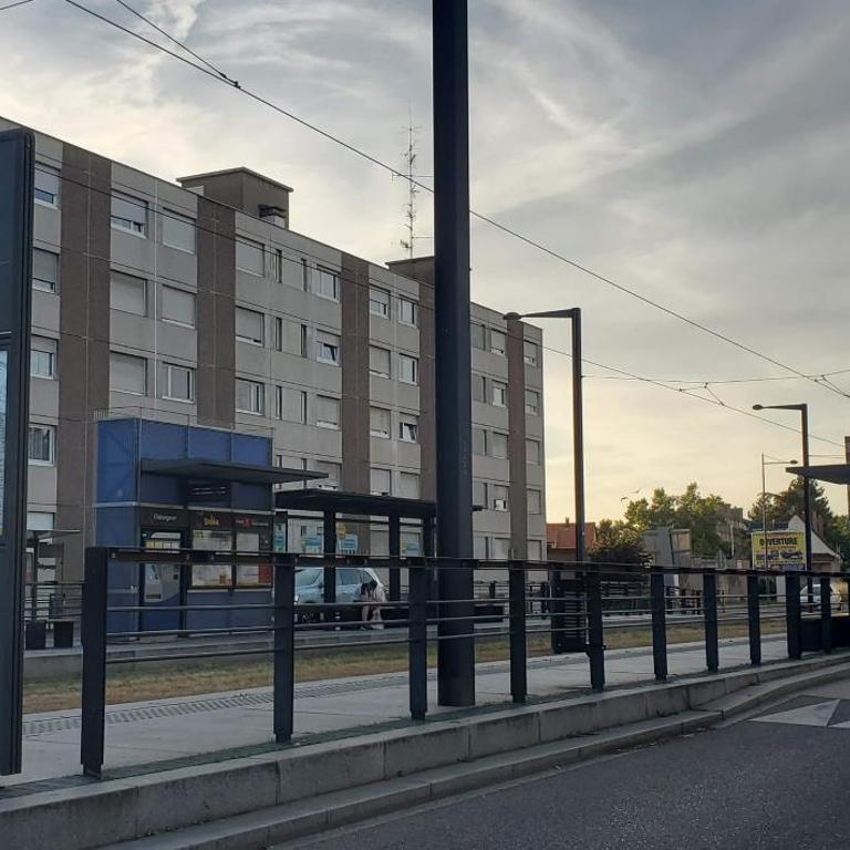Studio RDC calme avec parking fermé près autoroute et tram C - One-Bedroom Apartment - 27