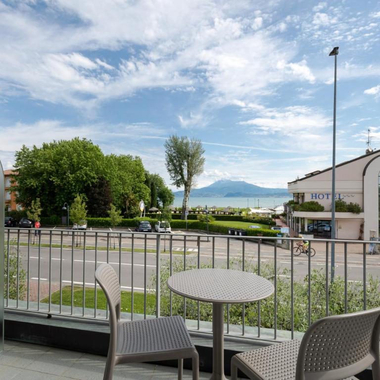 Hotel Arena - Camera Matrimoniale Superior con Balcone e Vista Lago - 5