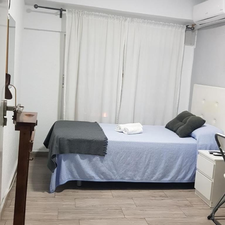 Guesthouse Central - Single Room with Shared Bathroom - 10